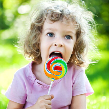child_with_lollipop