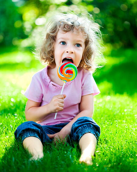 child_with_lollipop
